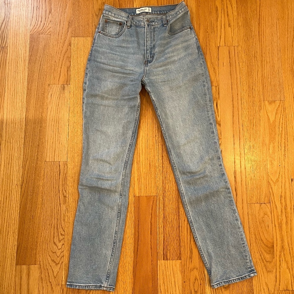 Abercrombie & Fitch Ultra High Rise 90s Slim Straight Jean Light Wash